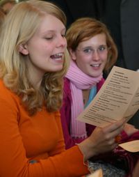 Jugendliche beim Singen