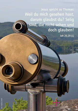 Aussichtsfernrohr, Berge und See im Hintergrund