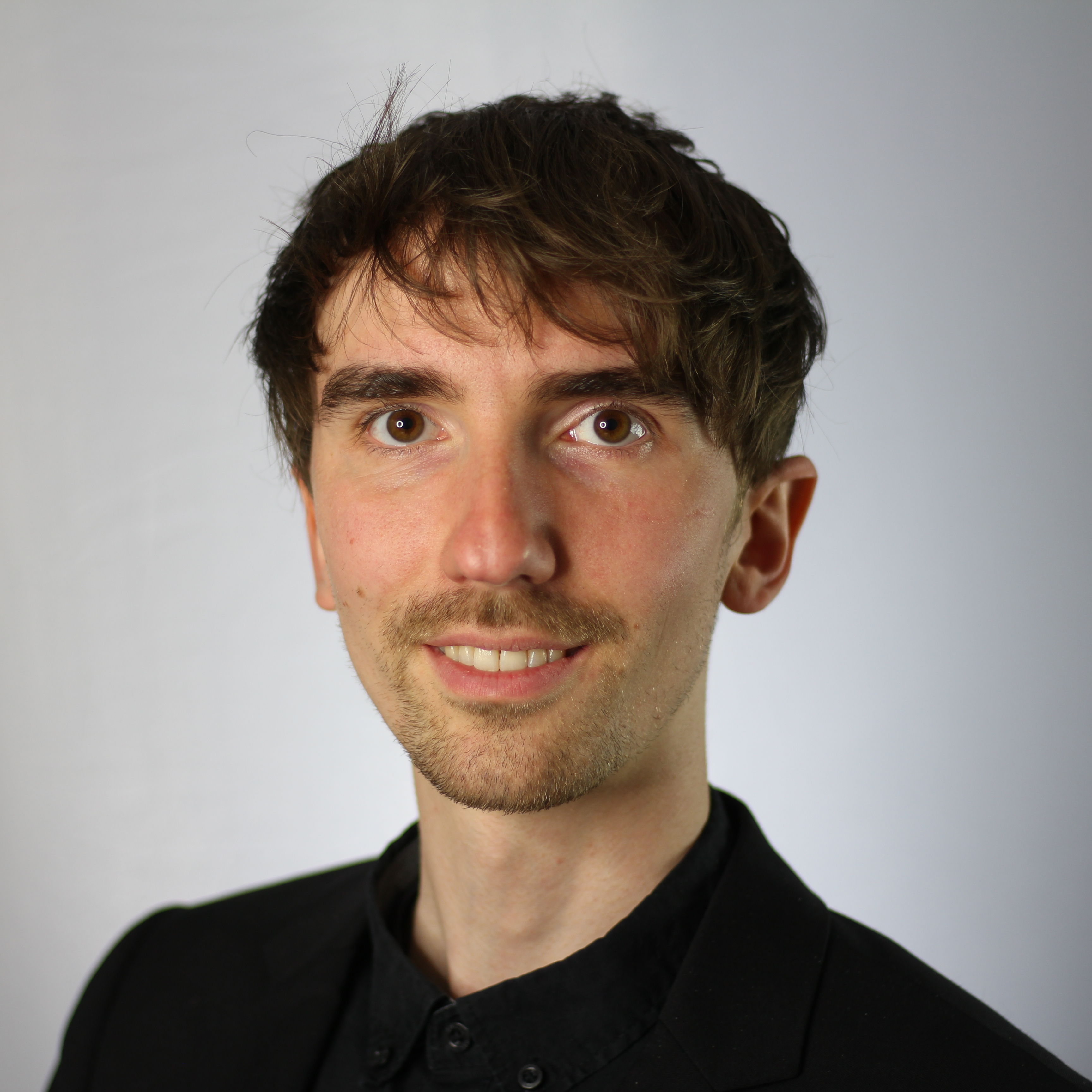 Porträt von Pfarrer Christian Ehrhardt vor hellem Hintergrund
