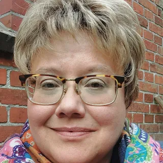 Pfarrerin Kirstin Pothmann der Stadtkirchengemeinde Hofgeismar schaut freundlich in die Kamera.