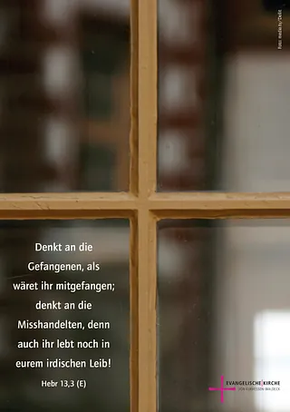 Blick durch ein unscharfes Fenster mit Gitter; dazu ein kurzer Bibelvers über Mitgefühl mit Gefangenen (Hebräer 13,3).