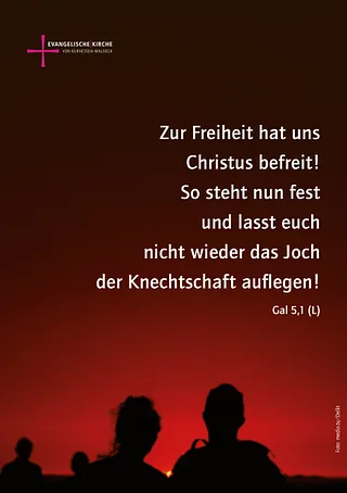 Silhouetten vor einem weiten Abendhimmel: ein Bild für die Freiheit und Hoffnung, die Christus schenkt.