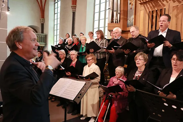 Bild vom Bezirkskantor Dirk Wischerhoff und Chor