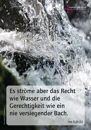 Nahaufnahme von fließendem Wasser über dunklen Steinen, darüber ein Bibelvers aus Amos 5,24.