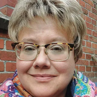 Pfarrerin Kirstin Pothmann der Stadtkirchengemeinde Hofgeismar schaut freundlich in die Kamera.