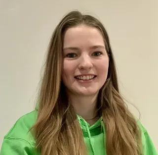 Gemeindereferentin Kiana Plante im Kooperationsraum Nordspitze lächelt in die Kamera. 