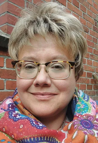 Pfarrerin Kirstin Pothmann der Stadtkirchengemeinde Hofgeismar schaut freundlich in die Kamera.